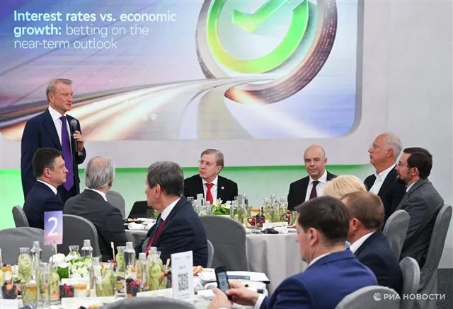 Греф охарактеризовал совокупность экономических трудностей России как непреодолимый "идеальный шторм".