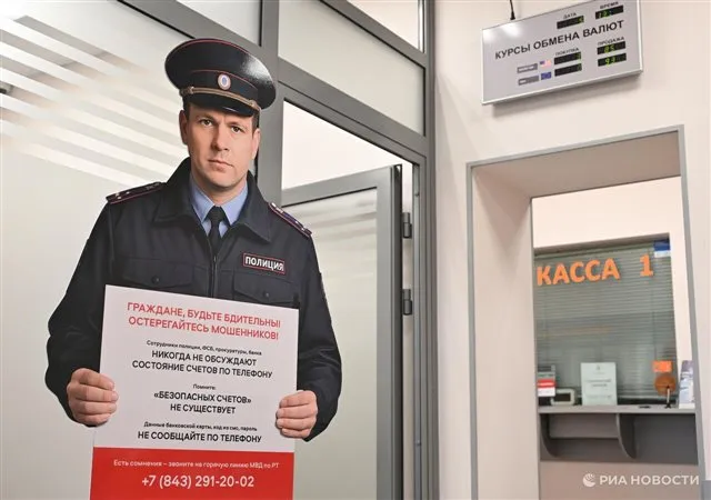 В Казани рядом с банкоматами появились реалистичные фигуры полицейских в полный рост