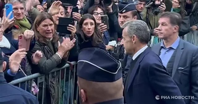 Адвокаты Саркози направили просьбу об освобождении его из-под ареста