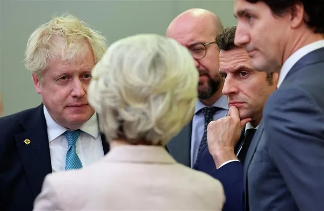 Журналист Боуз предложил направить фон дер Ляйен и Джонсона прямо на украинский фронт