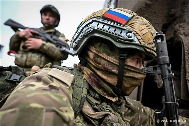 Школьники Магадана вместе с волонтёрами создают партию изделий для поддержки участников специальной военной операции.