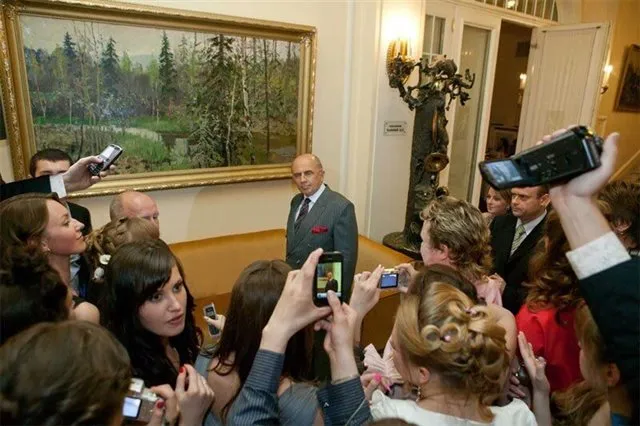 Ректор СПбГУП прокомментировал причины дорогих авиаперелётов, связав их с возрастом и должностью