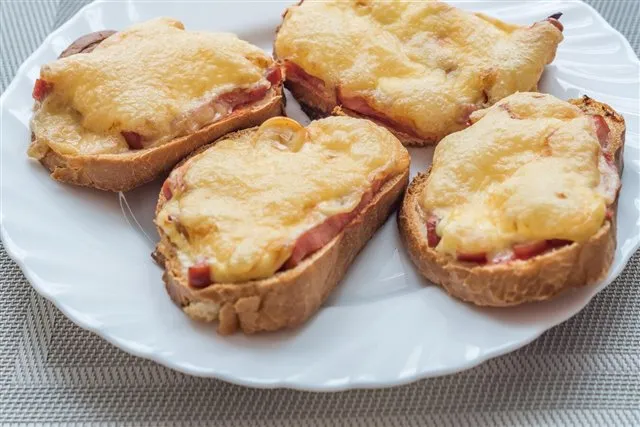 Вкусный ужин за четверть часа - горячие бутерброды с колбасой и сыром из духовки