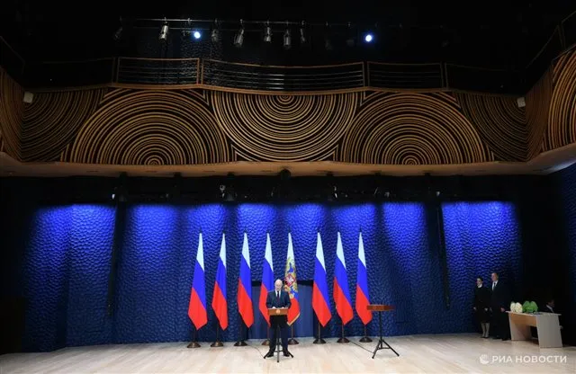 Путин в «Сириусе» почтил наставников и педагогов героев спецоперации наградами