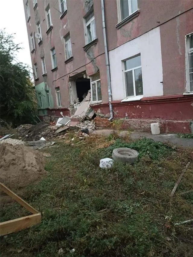 В Саратове после частичного обвала здания срочно вывели 18 человек